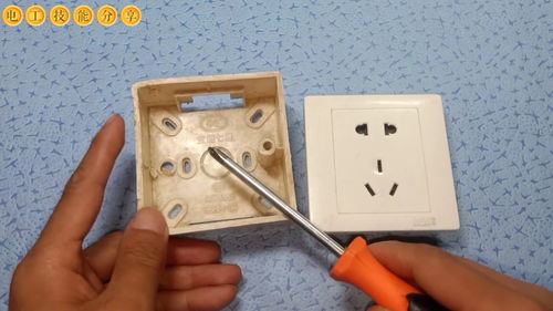 墻內線盒耳朵損壞，電工師傅巧手修復