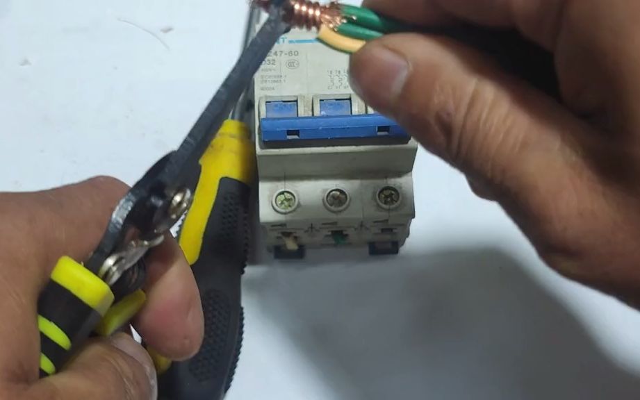 老電工揭秘 開關接線常見誤區，兩根軟線與一根硬線如何正確連接